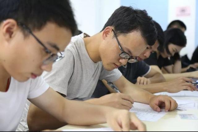 政协委员建议，应届生身份保留延长至5年，这是为何？