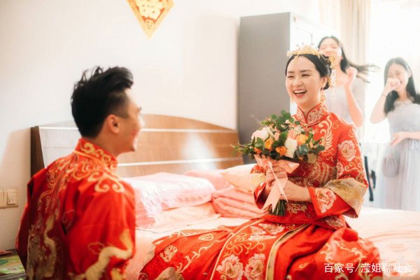 11岁男孩跪守的母亲已去世,父亲为何还拒绝孩子电话?