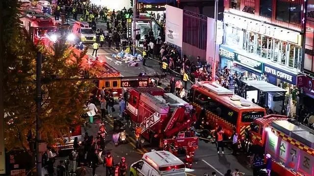 韩国踩踏事故幸存者发双腿瘀伤照片，当时她到底经历了什么？