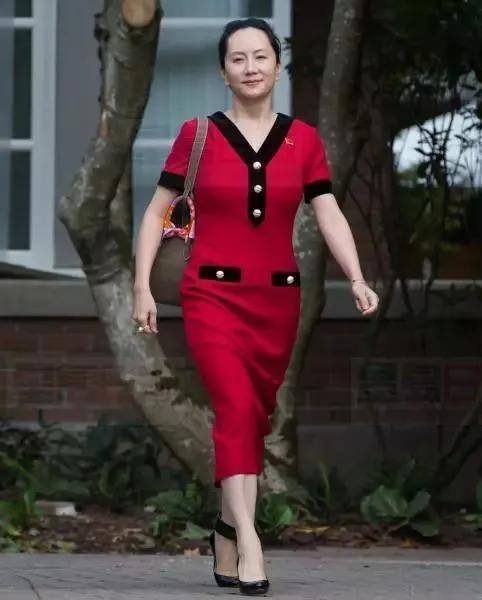 孟晚舟走出舱门的经典照片到底是怎么拍的