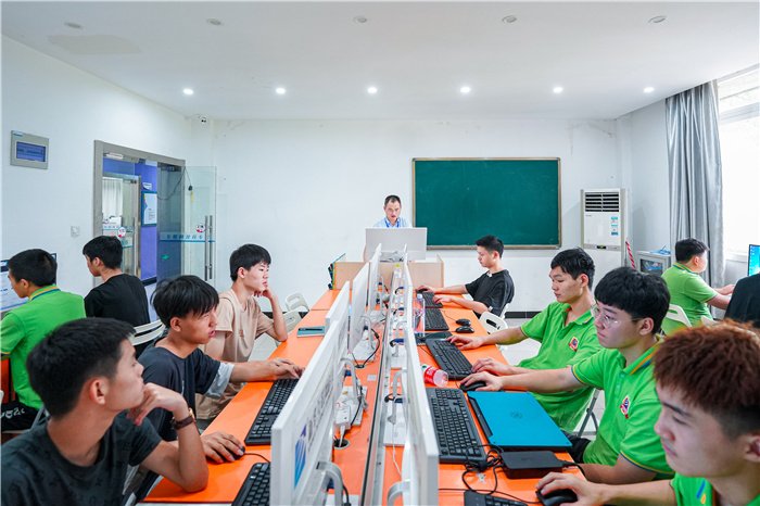 重庆电子工程职业学院新华电脑学校如何？