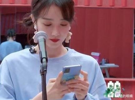 陈小纭玩手机被吐槽，选队长又内涵容祖儿，那英忍不住说实话，你怎么看？