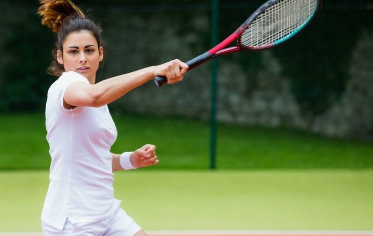 下蹲式发球的动作要领