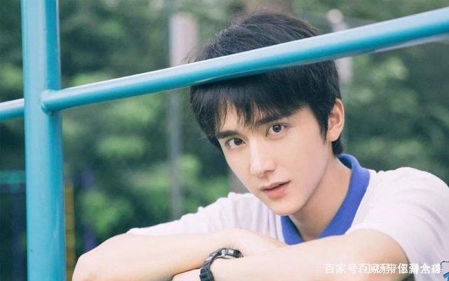 张新成明明是《以家人之名》出品人，却演了个配角。为什么呢？