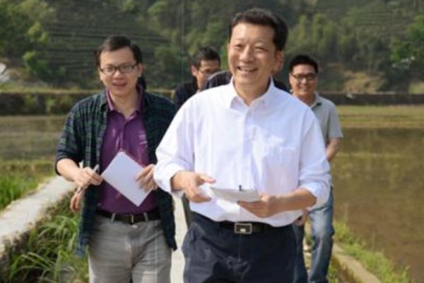 为人民服务无私奉献的人的故事写出来