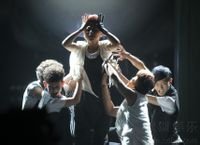 求湖南卫视向上吧少年大舞团的集体图片。