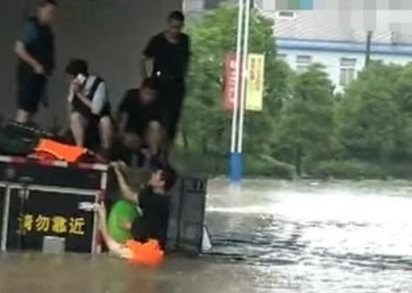 东莞暴雨致运钞车被淹，押运人员当场紧急转移，当时的强暴雨情况有多紧急？
