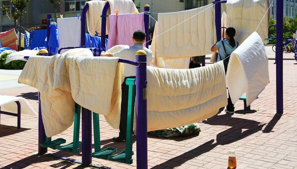 为什么晒了被子后，一定要摆凉了才放回柜子里？