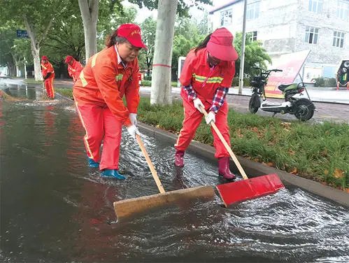 环卫工连夜清除红毯积水，确保护卫队通行不受影响，他们的工作有多辛苦？