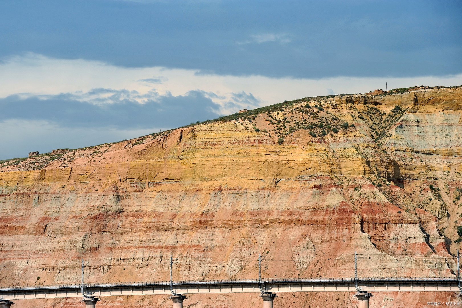 俗语“百尺竿头更进一步”是什么意思？人们常用这句话表达什么内容？