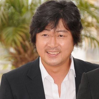 一个男孩成了孤儿,后来长大后又和绑架自己的人在一起干保洁,是哪部韩国电影?