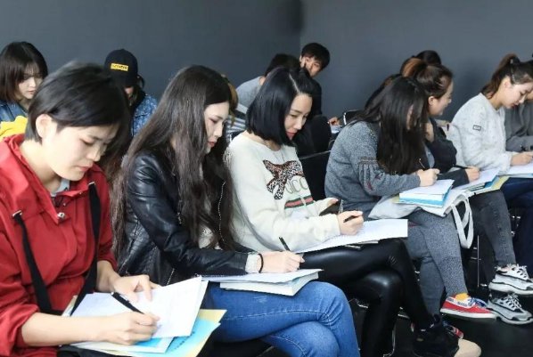 成人影视表演培训班学费