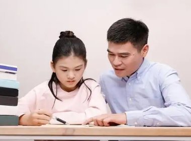 崩溃！哥哥辅导妹妹写作业被气哭，哥哥能否体会到妈妈的不易？