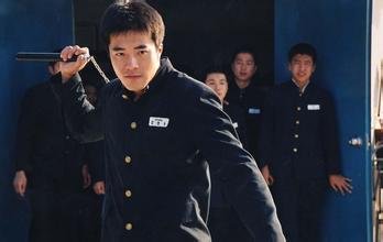 韩国电影，有一个场景是男主角用双截棍和一群人在天台打架，他们是学生，好像男主角是权相宇