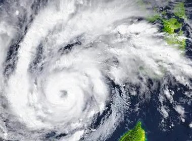 海南出现大风天气，螃蟹被“吹上”码头，此次大风受哪些因素所影响？