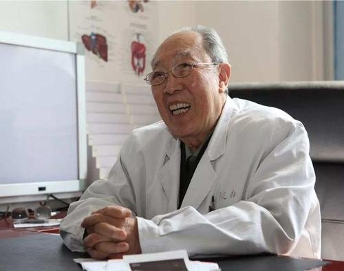 “中国肝脏外科之父”吴孟超80岁学生为吴老送别，看到这一幕你是何感受？