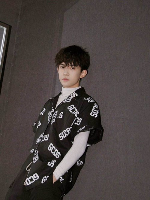 易烊千玺为什么戳自己脸蛋？