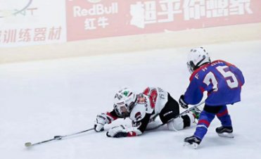 俄罗斯一冰球运动员被球击中身亡 ,现场究竟发生了什么?