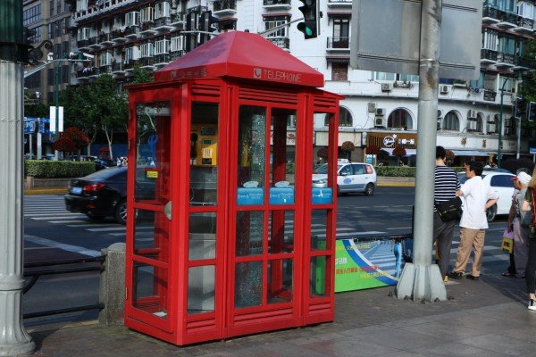 在上海电话亭住了一个月的女人是谁？她为何会住在这里？