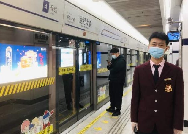 深圳地铁两名乘客抱摔互殴，他们之间是因为什么事情发生冲突的？