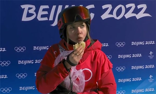 谷爱凌第二跳79.38，等分时吃馅饼，她的心态这是有多好呢？