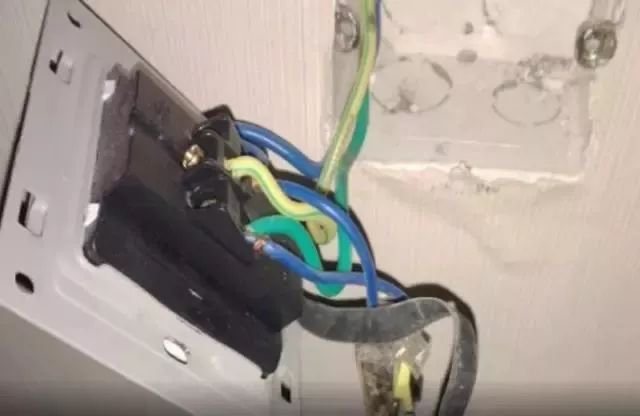 有酒店浴室被发现挂钩暗藏摄像头，外出住酒店应该如何保护自己的个人隐私？