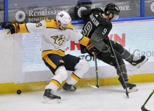 俄罗斯一冰球运动员被球击中身亡 ,现场究竟发生了什么?