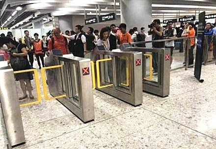 请问我在网上订了深圳北站的动车票，在哪里取票