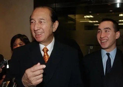 香港赌王何鸿燊怎么读？