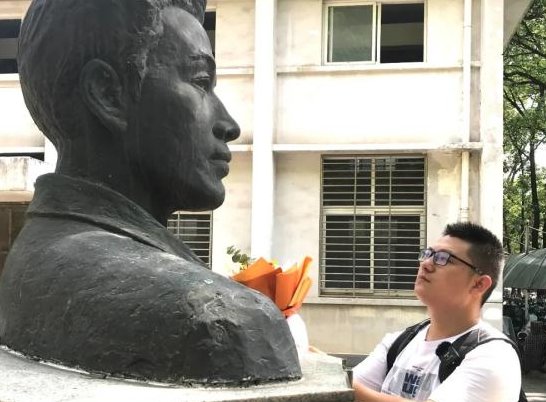 31岁新生报到，一张特殊的“父子合影”令人泪目！背后有着怎样的故事？