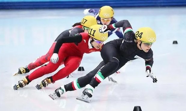 短道速滑运动员转弯时用手摸地是为了防止摔倒吗？