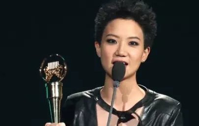 港星卢凯彤坠楼身亡，生前居住的公寓被房东以超低价卖出，是什么原因呢？