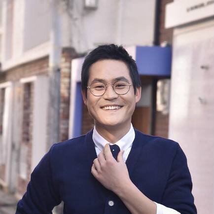 一个男孩成了孤儿,后来长大后又和绑架自己的人在一起干保洁,是哪部韩国电影?