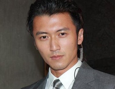 张柏芝小儿子正面照曝光，眉眼清秀像极了谢霆锋，引发网友热议，你怎么看？