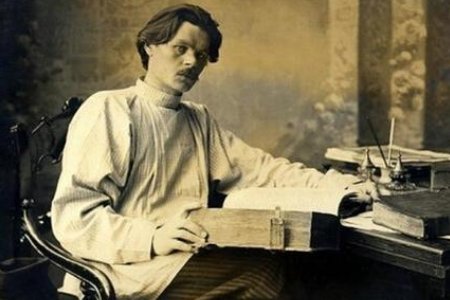 高尔基把谁看作是童年的朋友？谁是第一个教阿廖沙识字的人