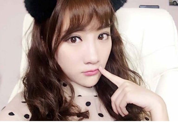 斗鱼郭mini忘关摄像头事件镜头面前公然换衣服