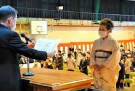 日本84岁女高中生毕业，你会不会被她的行为打动？