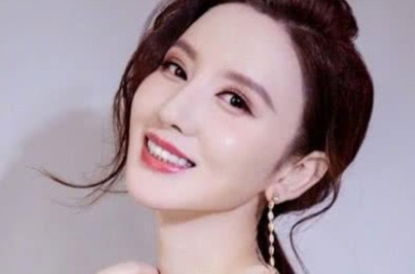 张萌说贾玲票房40亿再胖回来，为何评论区都说她蹭热度？