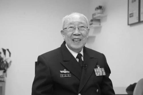 “中国肝脏外科之父”吴孟超80岁学生为吴老送别，看到这一幕你是何感受？