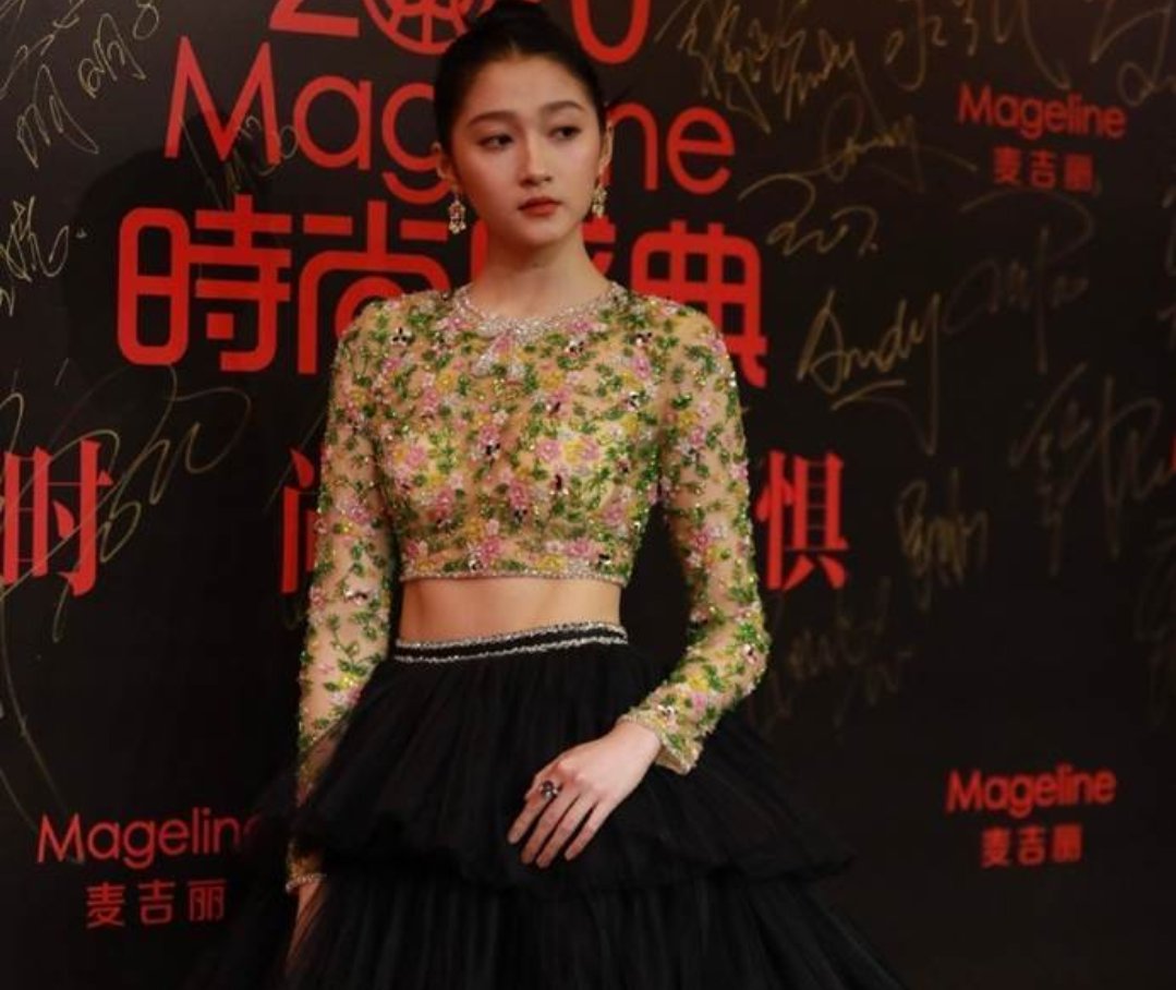 网友喊话关晓彤能不能换个造型师，她为何在造型上频频踩雷？