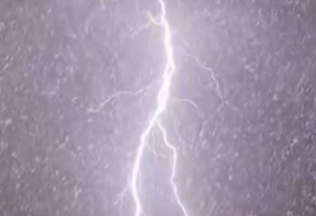 内蒙古暴雪，天空现“雷打雪”奇观，这种奇观是如何形成的？