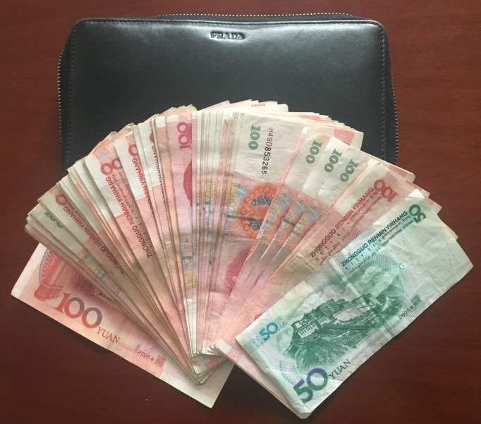 老人离世饭盒搜出近18万现金，老年人为什么喜欢攒现金？