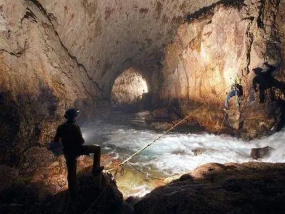 多人洞穴探险后肺部感染险丧命，户外探洞有多危险？康复后为何有后遗症？
