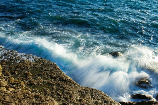 地球上出现的潮汐是什么原因