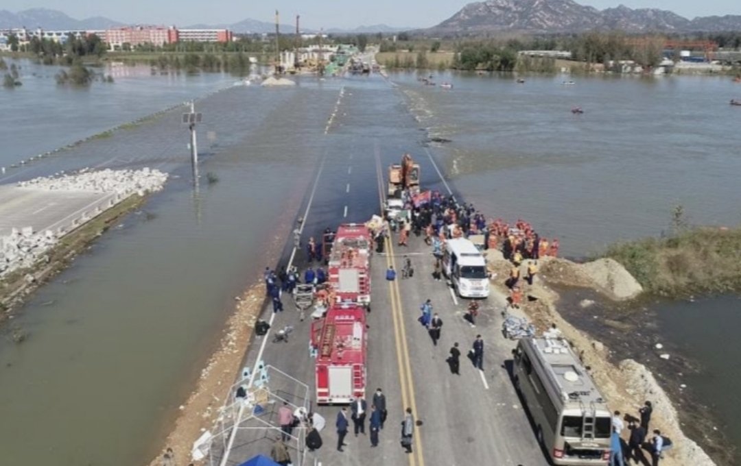 河北通勤班车坠河，已致2人死亡12人失联，造成此事故的原因是什么？