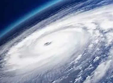 海南出现大风天气，螃蟹被“吹上”码头，此次大风受哪些因素所影响？