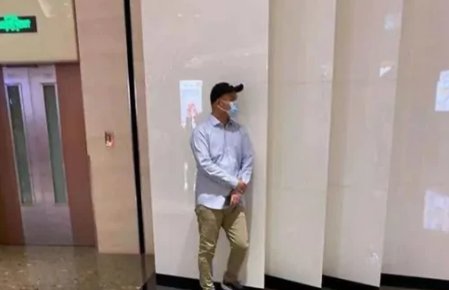 女子发现陌生男深夜卧室窗外疑偷窥，隔空怒吼！女性如何防范这种猥琐男？