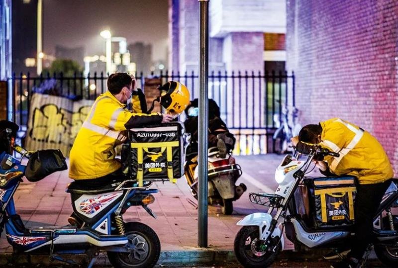 北京女孩外卖被偷，对方下跪认错，这样的人值得同情吗？