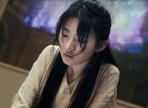 影视剧扫黑风暴中，徐英子咬桌角是什么意思？