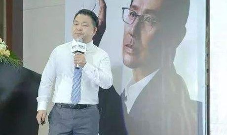 明月镜片的暴利生意：成本6元零售价上百，为何还有人买？
